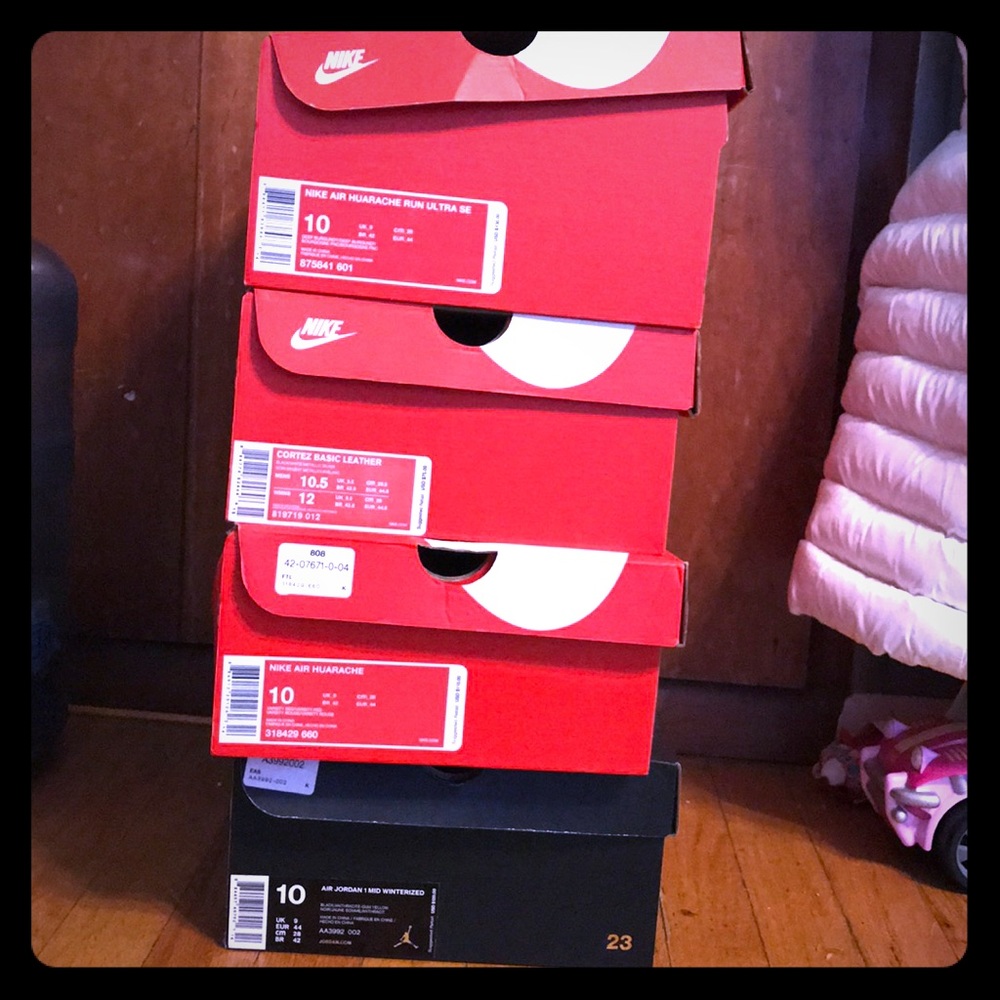 4 pairs men’s Nike/Jordan sneakers